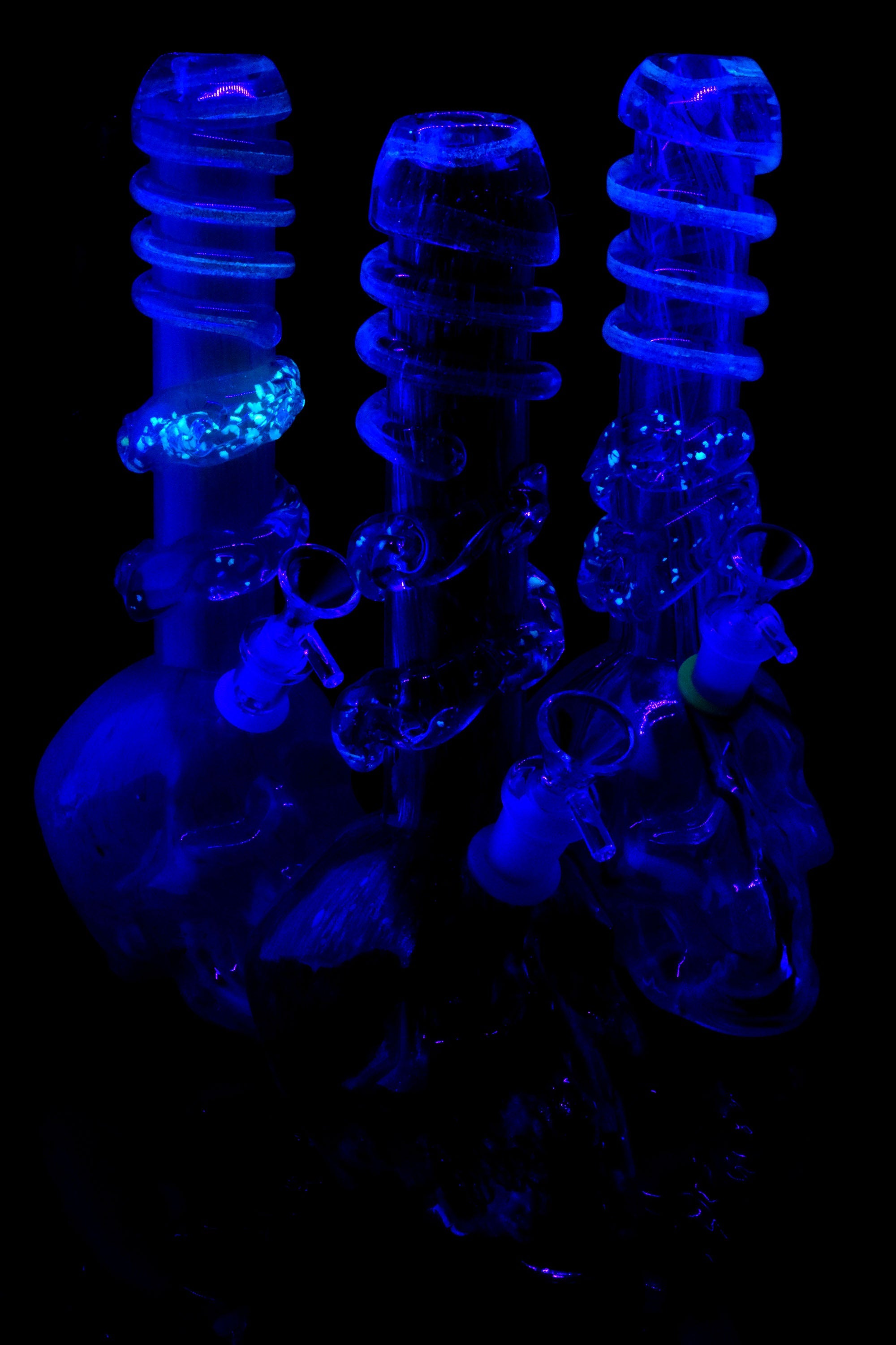 Soft Glass Skull Bong “Night Howl” – UV-Reactive Accents – Assorted Colors - Discreet Smoker